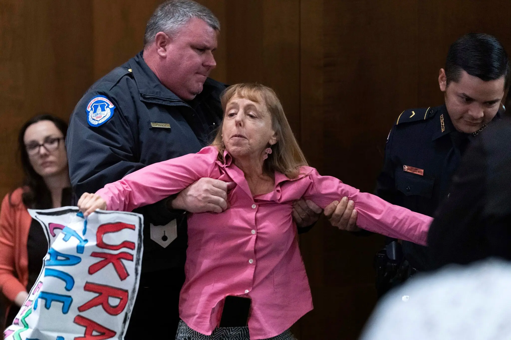 Медею Бенджамін, співзасновницю антивоєнної групи Code Pink, витягли зі слухань у Сенаті під час свідчень державного секретаря Ентоні Дж. Блінкена в березні.